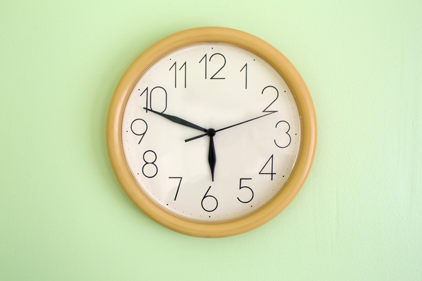 Годинник висить на стіні і показує час
 - Фото, зображення