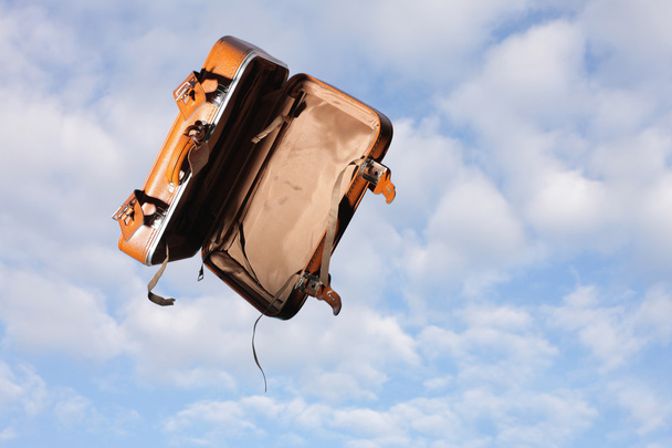 Leerer Koffer auf Himmelshintergrund - Foto, Bild