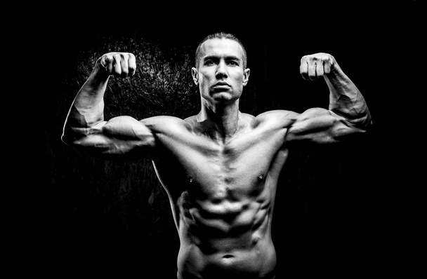 Young muscular man in gym - Foto, imagen