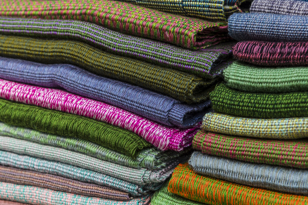 Hromadu Bhútánci pletenin barevné textury - abstraktní vícebarevné pozadí - Fotografie, Obrázek