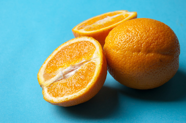 Mavi bir arka plan üzerinde izole taze portakal - Fotoğraf, Görsel