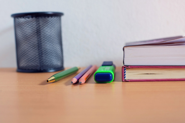 Bücher, Stift, Bleistift und Textmarker bunt auf Holztisch - Foto, Bild