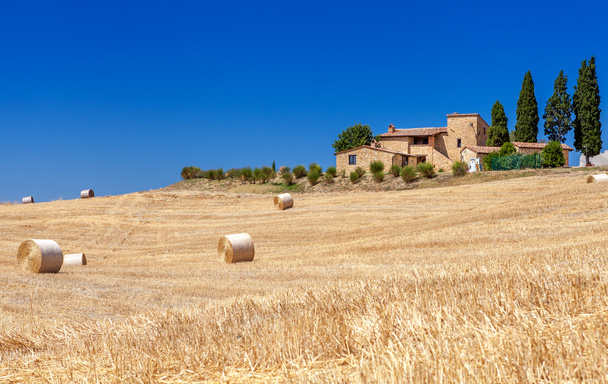 Rural landscapes of Tuscany, Italy. Bales and haystacks on the hills and fields. - Photo, Image