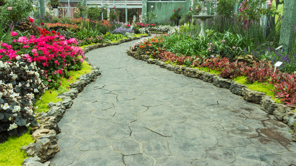 caminho com flores de jardinagem
 - Foto, Imagem