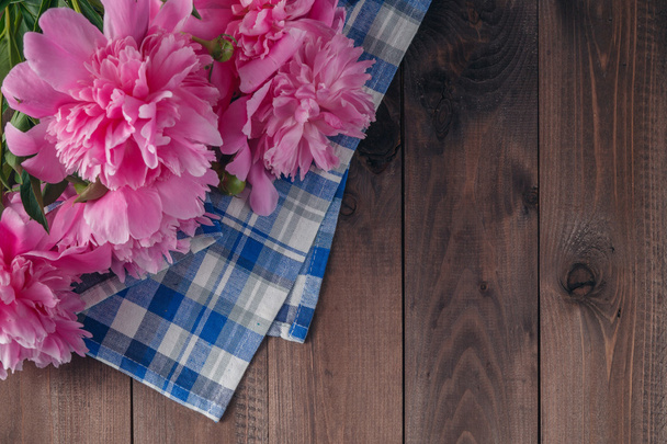 Floral frame with pink peonies on wooden background - Fotó, kép