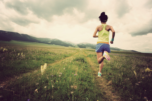 Молода жінка слідує бігун біжить
 - Фото, зображення