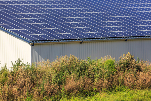 農業倉庫に太陽光発電のソーラー パネル - 写真・画像