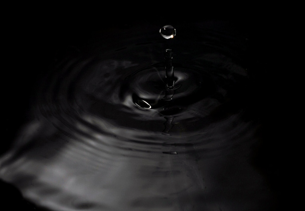 Wassertropfen auf schwarzem Hintergrund - Foto, Bild