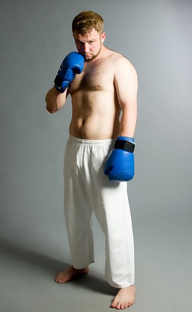 młody bokser na ciemnym tle - Zdjęcie, obraz