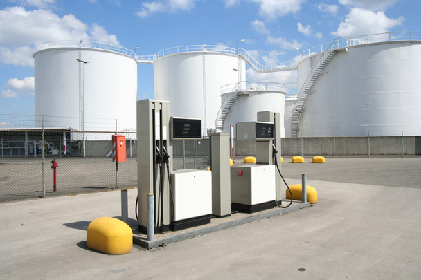 benzin pompaları ve petrol siloları - Fotoğraf, Görsel