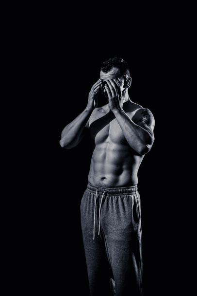 hombre atlético sobre fondo negro
 - Foto, imagen
