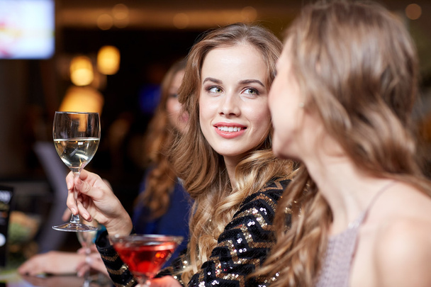 mujeres felices con bebidas en el club nocturno
 - Foto, imagen