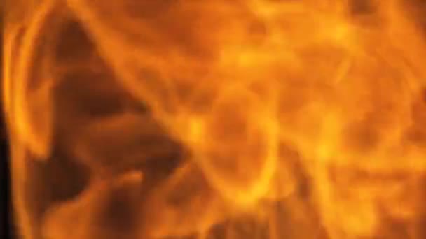 Intensywny wybuch płomienia z fragmentów spalanie - Materiał filmowy, wideo