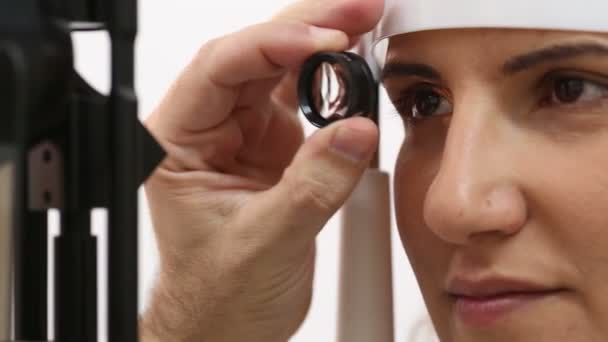 eye care professional during an eye examination - Séquence, vidéo