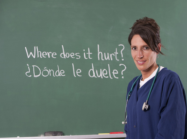 Медсестра-учитель переводит английский язык на испанский
 - Фото, изображение