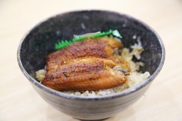 Comida japonesa Unadon em fundo de madeira
 - Foto, Imagem