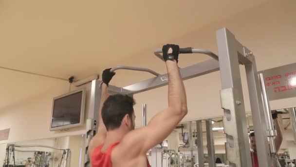 Man do pull ups at the gym - Filmmaterial, Video