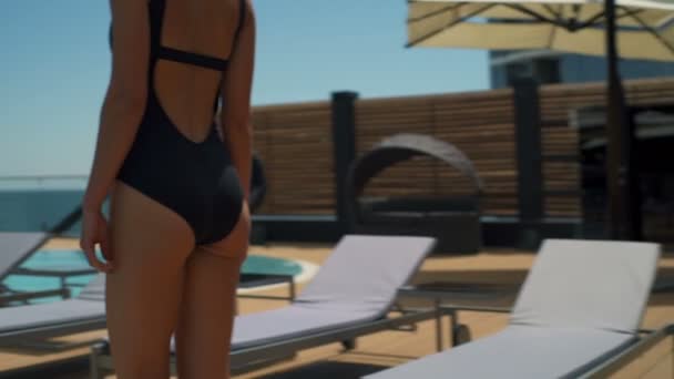 vista da vicino sul retro della femmina in maillot passeggiando lungo la piscina rallentatore
 - Filmati, video