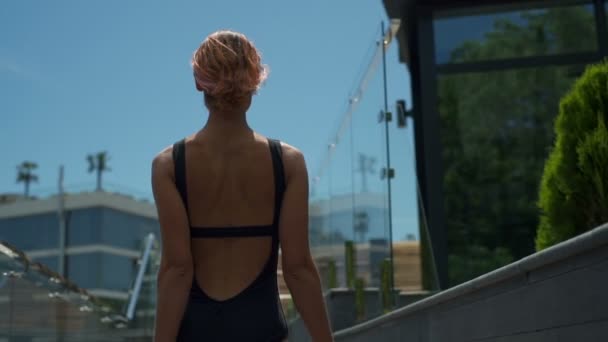 vista posteriore di femmina in maillot a piedi dalla terrazza dell'hotel di lusso rallentatore
 - Filmati, video