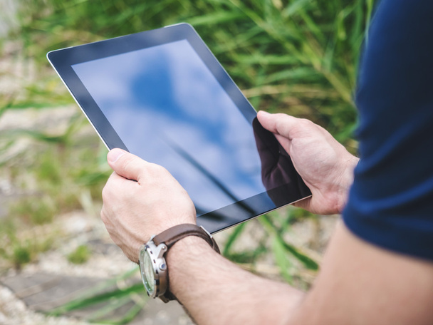 Man using digital Tablet Mockup in Park - Foto, imagen