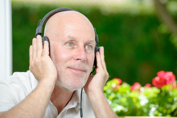 ώριμος άνδρας, ακούγοντας μουσική  - Φωτογραφία, εικόνα