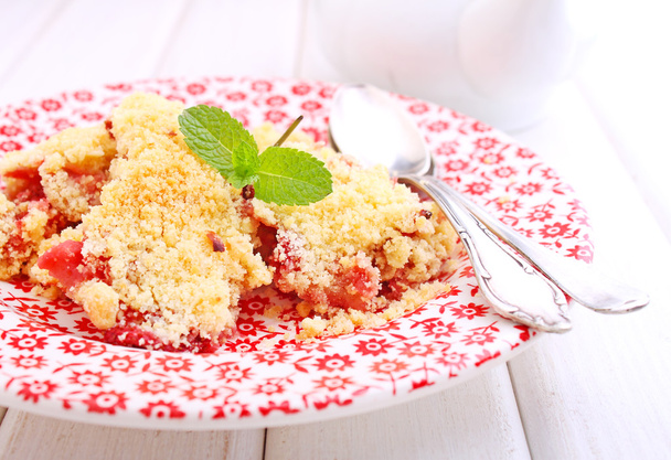 Crumble with strawberries and mint leaves - Photo, Image