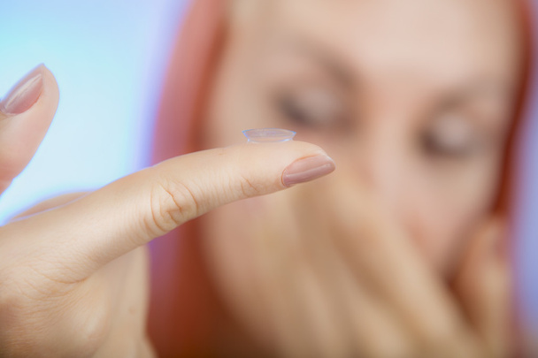 Kontaktlencse: fiatal nő holding a kontaktlencse ujját sza - Fotó, kép