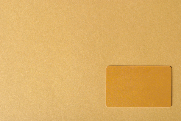Tarjeta marrón en el escritorio
 - Foto, Imagen