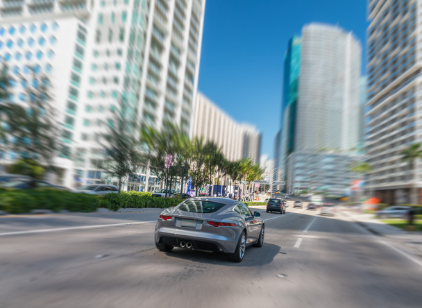 Coche rápido en movimiento en Miami Centro
 - Foto, imagen