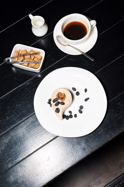 Чашка кави та смачний торт на фоні столу з темного дерева
. - Фото, зображення