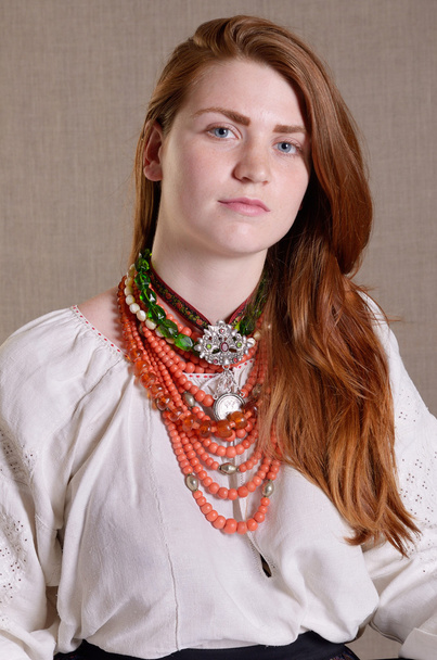 Chica ucraniana con las joyas tradicionales
 - Foto, imagen