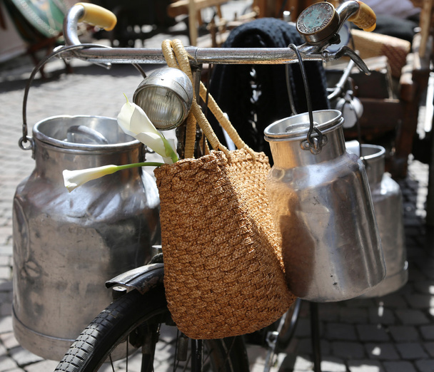latas de leite de alumínio transportadas na bicicleta velha
 - Foto, Imagem