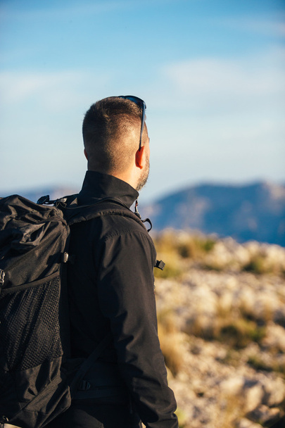 Backpacker дивляться краєвид
 - Фото, зображення