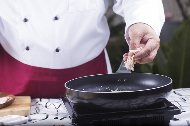 Állítva, hogy a szalonna a serpenyőben Főzés spagetti carbonara Chef  - Fotó, kép