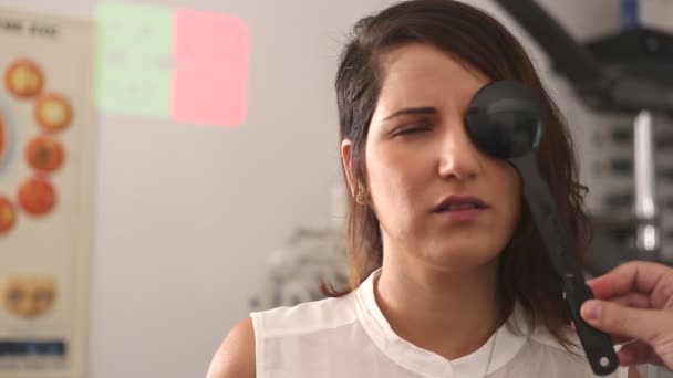 Femme échouer test de couverture oculaire
 - Séquence, vidéo