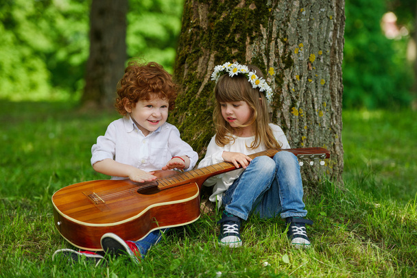cute children playing guitar - Fotoğraf, Görsel