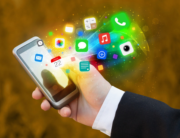 Χέρι κρατώντας smartphone με πολύχρωμα εικονίδια app - Φωτογραφία, εικόνα