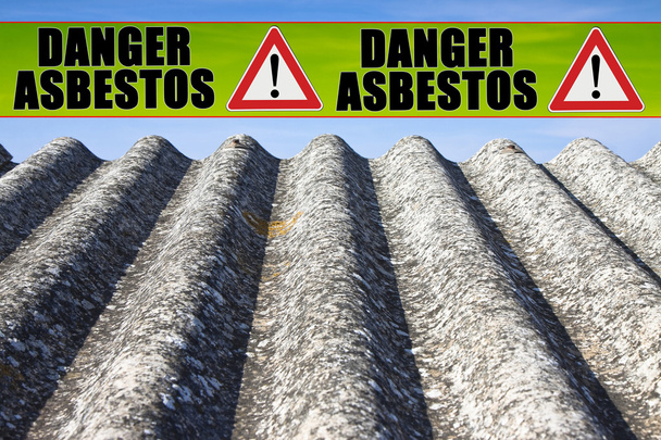 Komunikat "zagrożenia azbestem" napisane na żółtym paskiem - Zdjęcie, obraz