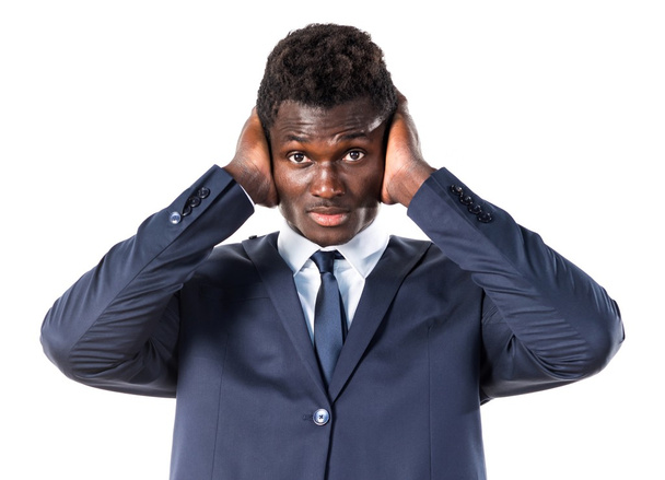 Красивый черный мужчина закрывает уши
 - Фото, изображение