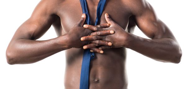 Όμορφος Μαύρος άνδρας με αθλητικό σώμα που παρουσιάζουν - Φωτογραφία, εικόνα