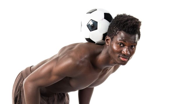 Hombre negro jugando al fútbol
 - Foto, imagen