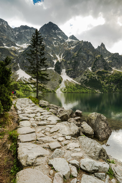 пішохідна випробування на озері у високих горах
 - Фото, зображення