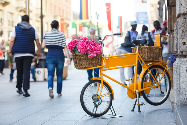 Bir sokakta Vintage sarı Bisiklet - Fotoğraf, Görsel