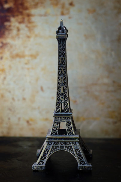 Pequena cópia metálica da Torre Eiffel, foto vertical
 - Foto, Imagem