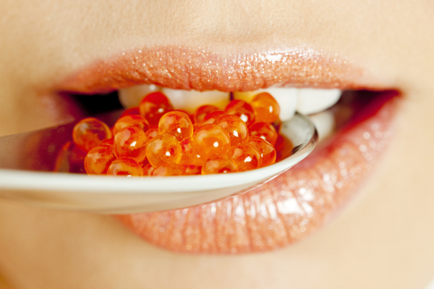 Detalle de mujer con caviar rojo
 - Foto, imagen