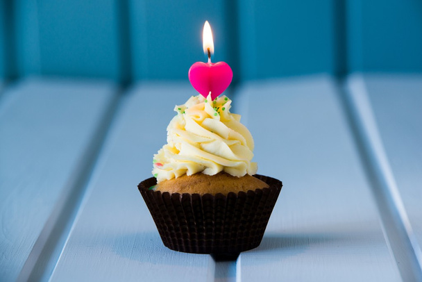 cupcake avec des bougies en forme de coeur pour 1 - premier anniversaire
 - Photo, image