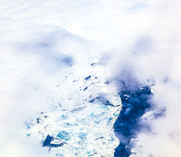 capa de hielo flotando en el océano Ártico
 - Foto, imagen