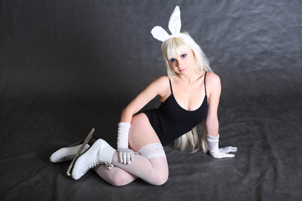 een meisje gekleed als een konijntje studio schieten - Foto, afbeelding