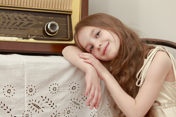 girl Listens to the radio - Valokuva, kuva