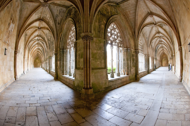 Real claustro del Monasterio de Santa Maria da Vitoria, Batalha, Est
 - Foto, imagen